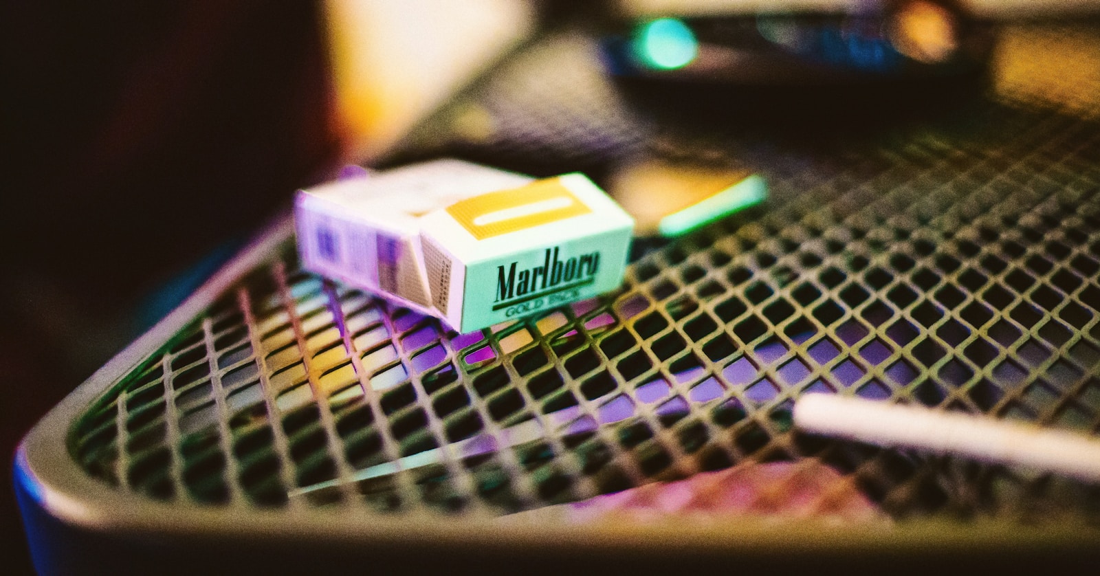 white and yellow Marlboro cigarette box